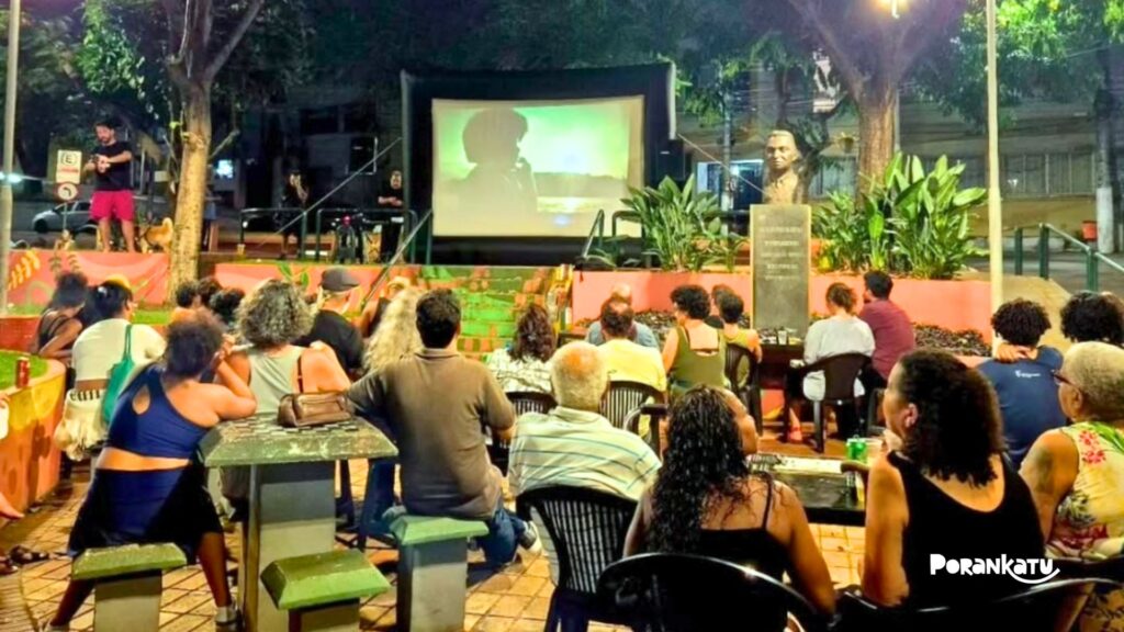 Foto do evento cultural sessão de cinema na praça do Centro de Vitória, realizado pelo Obanga Gastronomia Criativa.